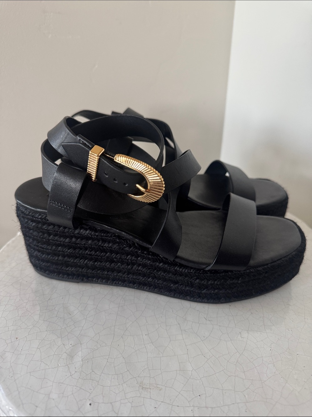 Schutz Harper Platform Raffia Wedged Black Leather Sandals Gold Buckle Size 7.5